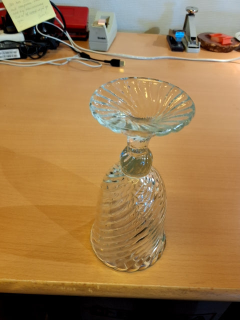 Glasvase med snoet mønsterc